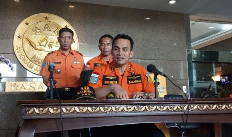 Direktur Kesiapsiagaan Basarnas, Didi Hamzah saat melakukan konferensi pers terkait jatunya pesawat Lion Air JT 610 di kantor Basarnas. Selasa (30/10).