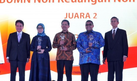 Direktur Keuangan Bio Farma, Pramusti Indrascaryo (tengah) menerima anugerah Annual Report Award 2015.