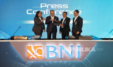 Direktur Keuangan BNI Novita Widya Anggraini, Direktur Utama BNI Royke Tumilaar, Wakil Direktur Utama BNI Putrama Wahju Setyawan dan Direktur Risk Management BNI David Pirzada dalam Paparan Kinerja Keuangan 2024 Bank Negara Indonesia (BNI) di Jakarta, Rabu (22/1/2025).   