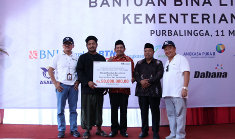 Direktur Keuangan dan Investasi PT Asabri (Persero), Hari Setianto bersama Sekretaris Perusahaan Asabri, Djoko Rachmadhy menyerahkan Bantuan renovasi sarana ibadah sebesar Rp50 Juta kepada Ketua Pondok Pesantren, Darul Ikhya, Kyai Maskur Jalaludin dari Desa Maribaya, Purbalingga, di Pondok Pesantren Roudlotul Muta 'Allimin Al-Aziziyyah, Desa Toyareja, Purbalingga, Jawa tengah, Sabtu (11/5).