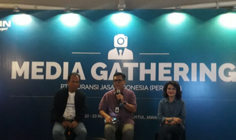 Direktur Keuangan dan Investasi PT Asuransi Jasa Indonesia (Persero) atau Asuransi Jasindo Didit Mehta Pariadi (tengah), Direktur Pengembangan Bisnis Jasindo Sahata Tobing (kiri) dan Direktur SDM dan Umum Jasindo (kanan) Linggarsari Suharso saat media gathering di Bogor, Jawa Barat (Jabar), Jumat (22/11) malam.  