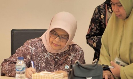 Direktur Keuangan dan Manajemen Risiko Bank BJB Nia Kania tengah menandatangani Penawaran Umum Berkelanjutan (PUB) I tahap III obligasi Bank BJB tahun 2019 senilai Rp 4,5 triliun di Menara Taspen, Jakarta, pekan lalu.