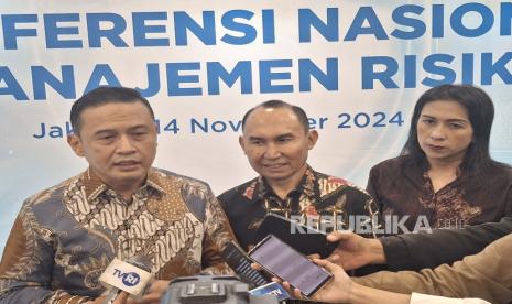 Direktur Keuangan dan Manajemen Risiko BPJS Ketenagakerjaan Asep Rahmat Suwandha (kiri) di acara konferensi nasional manajemen risiko pada Kamis (14/11/2024), di Plaza BPJAMSOSTEK, Jakarta.