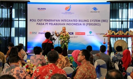 Direktur Keuangan Pelindo III memberikan sambutan.