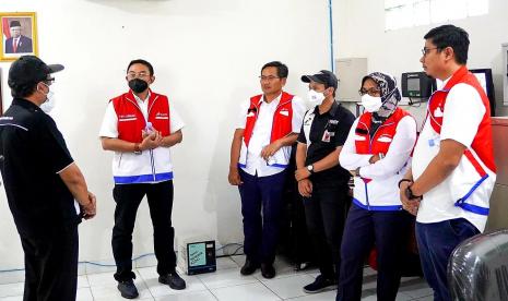 Direktur Keuangan Pertamina Patra Niaga, Arya Suprihadi (dua dari kiri) saat meninjau kesiapan fasilitas SPBU di wilayah kerja Patra Niaga Jawa Bagian Tengah dalam menghadapi layanan Natal 2022 dan Tahun Baru 2023 di Jawa Tengah dan DIY, Selasa (20/12)