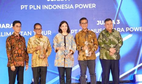 Direktur Keuangan PLN IP Endang Astharanti didampingi Sekretaris Perusahaan Agung Siswanto dan Vice President GCG, Secretary & Protocol Rahmi Sukma menerima penganugerahan Juara I kategori Perusahaan Non Go Publik Non Keuangan dalam Annual Report Award (ARA) 2022.