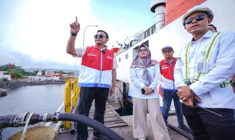 Direktur Keuangan PT Pertamina Patra Niaga Arya Suprihadi bersama dengan Direktur Pembinaan Usaha Hilir Migas Kementerian ESDM, Mustika Pertiwi melakukan pengecekan Stasiun Pengisian Bahan Bakar Bunker (SPBB) di penyeberangan Ketapang – Gilimanuk, Agen dan Pangkalan LPG, serta kesiapan Integrated Terminal Tanjung Wangi dalam menyuplai BBM.