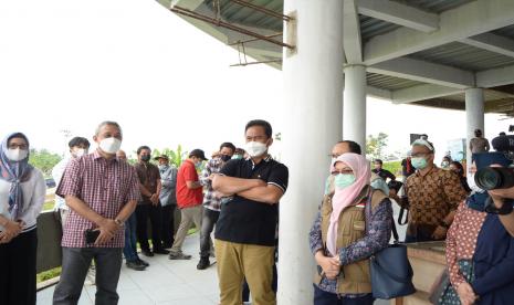 Direktur Keuangan & SDM PT Dahana (Persero) Asmorohadi bersama Sekretaris Perusahaan Rina Erita melakukan kunjungan ke Kampung Ilmu Tegal Waru Purwakarta, Jawa Barat pada Sabtu (27/2).