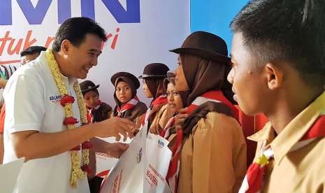 Direktur Keuangan Telkom Harry M. Zen saat menyerahkan bantuan beasiswa kepada pelajar SD Al Rahmah Cilincing, Jakarta Utara (18/8). 