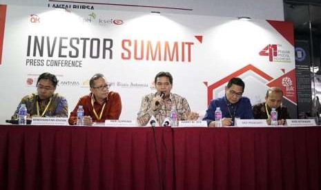 Direktur Keuangan Telkom Harry M. Zen (tengah) memberikan paparan terkait kinerja perseroan saat acara Investor Summit di Jakarta, Rabu (29/8).