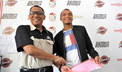 Direktur Klub PSM Makassar Sumirlan (kiri) berjabat tangan dengan pesepakbola PSM Makassar Ferdinand Sinaga (kanan) usai menandatangani kontrak di Sekretariat PSM Makassar, Sulawesi Selatan, Kamis (3/3).