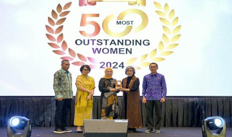 Direktur Komersial dan UMKM bank bjb Nancy Adistyasari meraih penghargaan Most Outstanding Women 2024 dari Majalah Infobank yang diselenggarakan di The Stone Hotel Kuta, Bali pada Sabtu (1/6/2024). 