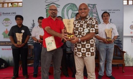 Direktur Komersial PT Semen Gresik M Saifudin (kanan) menerima piala penghargaan dari Chair­man The La Tofi School of CSR, La Tofi, saat penganugerahan Indonesia Green Awards 2016 di Taman Tebet, Jakar­ta, Sabtu (21/5). 