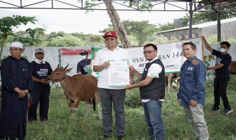 Direktur Komunikasi dan Aliansi Strategis Dompet Dhuafa, Bambang Suherman, bersama Gubernur Nusa Tenggara Barat, Dr. H. Zulkieflimansyah, SE, M.Sc., secara simbolis meresmikan prosesi gelaran Tebar Hewan Kurban (THK) Dompet Dhuafa di STKIP Paracendekia Sumbawa Besar, NTB, pada hari tasyrik pertama, Senin (11/7/2022).