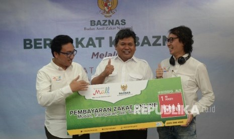 Direktur Koordinasi Pengumpulan Komunikasi dan Informasi Baznas Arifin Purwakananta (tengah), bersama CEO MatahariMall.com Hadi Wenas (kanan), dan Head of Communications and Partnership Alvin Aulia Akbar saat peluncuran kalkulator zakat online, Jakarta, Rabu (31/5)