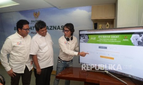 Direktur Koordinasi Pengumpulan Komunikasi dan Informasi Baznas Arifin Purwakananta (tengah), bersama CEO MatahariMall.com Hadi Wenas (kanan), dan Head of Communications and Partnership Alvin Aulia Akbar saat peluncuran kalkulator zakat online, Jakarta, Rabu (31/5)