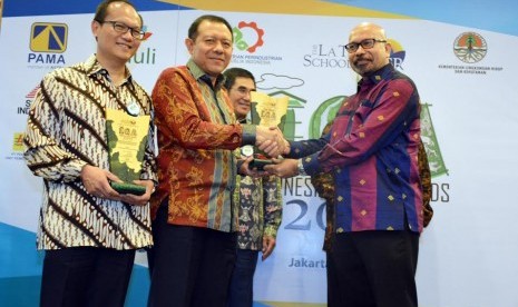 Direktur Korporasi dan Hubungan Eksternal PT Toyota Motor Manufacturing Indonesa (TMMIN) I Made Dana Tangkas (kedua dari kiri)  dan Direktur Finance & Administration PT Toyota-Astra Motor (TAM) Darmawan Widjaja (kiri) menerima penghargaan The Best Indonesia Green Award 2017 untuk Toyota Indonesia yang diserahkan oleh Chairman The La Tofi School of CSR La Tofi (kanan).