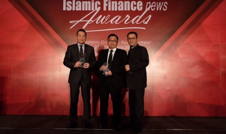  Direktur Korporasi PT Bank Muamalat Indonesia, Tbk Indra Y Sugiarto, Komisaris Independent Iggi H Achsien, dan Head of Corporate Affairs Ali Akbar H (dari kiri ke kanan). (foto istimewa)