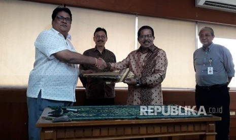 Direktur Korporasi PT Hermes Sugar Indonesia  Parekat Vyat Shivanand dan Bupati Seram Bagian Barat Muhammad Yasin Payapo melakukan MoU investasi pabrik gula disaksikan Sekjen Kementerian Pertanian Syukur Iwantoro, Selasa (10/7).