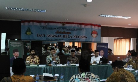 Direktur Kulliyatul Qur'an Al-Hikam II, Depok, Arif Zamhari (kemeja putih) menjadi pembicara dalam acara Penutupan Lokakarya Da'i Aswaja Bela Negara, Palace Cipanas Hotel, Cianjur, Ahad (4/11).