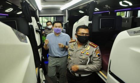 Direktur Lalu Lintas (Dirlantas) Polda Jawa Tengah, Kombes Pol Arman Achdiat melihat interior armada bus dengan fasilitas physical distancing produksi Industri Karoseri Laksana, di Bergas, Kabupaten Semarang, Jawa Tengah, Rabu (8/7). Industri karoseri ini menginisiasi produk armada transportasi massal yang menerapkan physical distancing dan sarana pendukung protokol kesehatan lainnya.