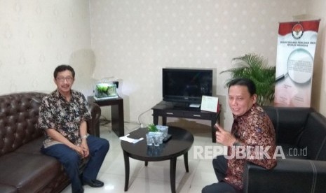 Direktur Legal Network iNews, Wijaya Kusuma Subroto mewakili MNC Group, bersama Ketua Bawaslu,  Abhan,  di Kantor Bawaslu,  Thamrin,  Jakarta Pusat,  Jumat (9/3).