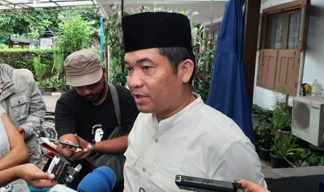 Direktur Lingkar Madani Indonesia Ray Rangkuti saat diwawancarai wartawan di Kantor Jaringan Pendidikan Pemilih untuk Rakyat (JPPR), Manggarai, Jakarta Selatan, Sabtu (11/1).