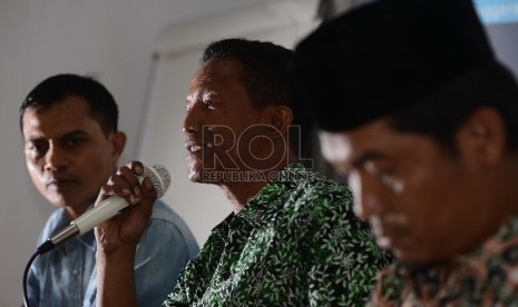 Direktur Lingkar Madani (lima) Ray Rangkuti (kanan) bersama Direktur Indonesia Budget Center, Roy Salam (kiri) dan Peneliti dari Formappi, Lucius Karus (tengah) memberikan pemaparannya saat berdiskusi dihadapan media di Jakarta, Jumat (21/8).