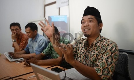  Direktur Lingkar Madani (lima) Ray Rangkuti (kanan) memberikan pemaparannya saat berdiskusi dihadapan media di Jakarta, Jumat (21/8).