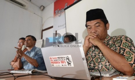 Direktur Lingkar Madani (lima) Ray Rangkuti (kanan) memberikan pemaparannya saat berdiskusi dihadapan media di Jakarta, Jumat (21/8).