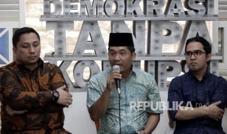 Direktur Lingkar Madani Ray Rangkuti (tengah)