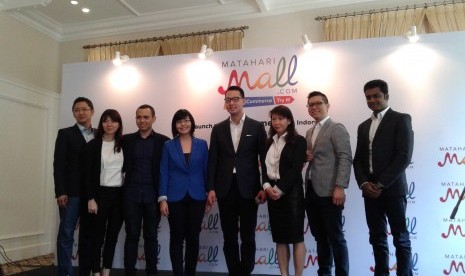 Direktur Lippo Group, John Riady, berdiri di tengah diapit CEO Matahari Departement Store Michale Remsen juga Regan Dwinanda Haed of Marketing and Partnership MatahariMall.com, serta tim MatahariMall.com, saat perkenalan bisnis baru Lippo Group, Rabu (25/2