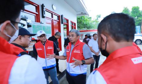 Direktur Logistik dan Infrastruktur PT Pertamina (Persero), Erry Widiastono bersama SVP Logistic Integration & Optimization Pertamina, Arief Kurnia Rusdianto dan Executive GM Regional Jawa Bagian Barat (JBB), Waljiyanto melakukan kegiatan MWT sekaligus dalam rangkaian Satgas Nataru 2023 di SPBU 34-43114 Surade, Jawa Barat, Rabu (28/12/2022).