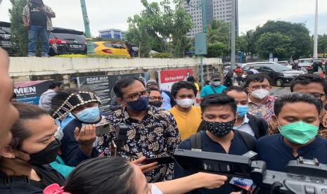 Direktur Lokataru Haris Azhar didampingi Koalisi Masyarakat Sipil melaporkan Menteri Koordinator Bidang Kemaritiman dan Investasi Luhut Binsar Pandjaitan atas dugaan skandal kejahatan ekonomi di Intan Jaya Papua ke Polda Metro Jaya, Jakarta Selatan, Rabu (23/3). 