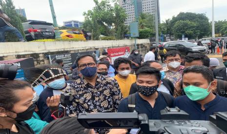 Direktur Lokataru Haris Azhar didampingi Koalisi Masyarakat Sipil melaporkan Menteri Koordinator Bidang Kemaritiman dan Investasi Luhut Binsar Pandjaitan atas dugaan skandal kejahatan ekonomi di Intan Jaya Papua ke Polda Metro Jaya, Jakarta Selatan, Rabu (23/3). 