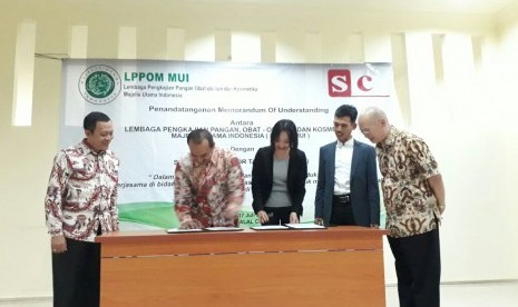 Direktur LPPOM MUI Lukmanul Hakim (ke dua dari kiri) dan CEO Sincung Halal for Taiwan Lin Sin Ying (tengah) menandatangani nota kesepahaman (MoU) permohonan pengajuan sertifikasi halal untuk memajukan industri halal Taiwan dan Indonesia di Kantor Global Halal Center, Kota Bogor, Senin (17/7). 