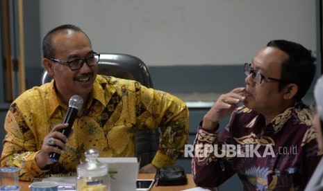 Direktur LPPOM MUI Lukmanul Hakim (kiri), dan Direktur Eksekutif Indonesia Halal Watch Ikhsan Abdullah hadir dalam Forum Group Discussion (FGD) di Jakarta, Selasa (24/1).