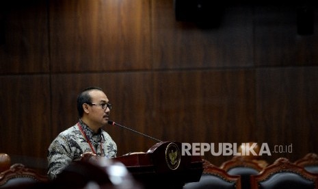 Direktur LPPOM MUI Lukmanul Hakim memberikan keterangan sebagai ahli pada sidang gugatan UU Jaminan Produk Halal (JPH) di Mahkamah Konstitusi, Jakarta, Kamis (20/7).