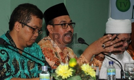 Direktur LPPOM MUI Lukmanul Hakim (tengah) didampingi Wasekjen MUI Tengku Zulkarnaen (kanan) dan Wakil Direktur LPPOM MUI Sumunar Jati sedang memberikan keterangan pers mengenai klarifikasi LPPOM MUI atas isu restoran Solaria menggunakan bahan yang mengand