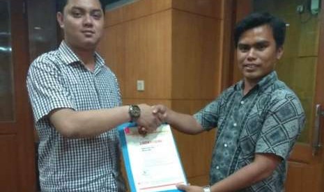 Direktur LSP Nusa Mandiri menerima sertifikat lisensi BNSP.