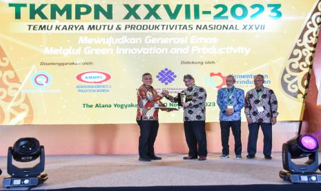 Direktur Manajemen Human Capital dan Administrasi PLN Energi Primer Indonesia Dedeng Hidayat (kiri) saat menerima Penghargaan kategori Best In Class dalam Ajang Indonesia Performance Excellence Awards 2023, di Yogyakarta, Senin (27/11). Penghargaan diserahkan oleh Dewan Pembina Asosiasi Manajemen Mutu dan Produktivitas Indonesia (AMMPI) Budi Hartono (dua dari kiri) dan didampingi oleh Ketua Umum AMMPI Suradi (kanan), Peneliti dan Pengembangan AMMPI Abdul Halim (dua dari kanan).