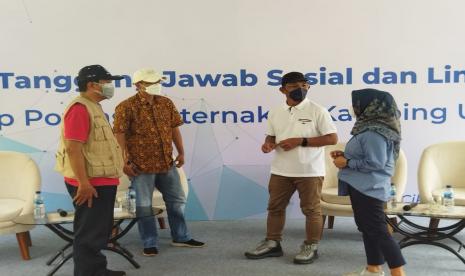 Direktur Manajemen SDM, Umum dan Kepatuhan Jamkrindo Sulis Usdoko menghadiri pelatihan budidaya kambing dan domba unggulan di Kecamatan Cikidang, Kabupaten Sukabumi, Sabtu (30/10)