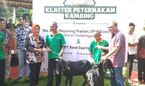 Direktur Mandiri Syariah Putu Rahwidhiyasa (batik merah) dan  Bupati Purbalingga Dyah Hayuning Pratiwi dalam peresmian Klaster Peternakan Kambing di Purbalingga, Jumat (3/5).