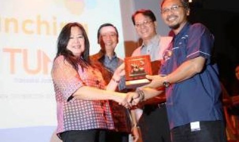 Direktur Marketing Alfamart – Velina Yulianti, Direktur IT Alfamart – Bambang Setyawan Dojo, Direktur Commerce XL – Nicanor V Santiago, dan VP Digital Services XL – Joedi Wisoeda usai penandatanganan kerjasama kedua pihak untuk layanan XL Tunai di Jakarta,