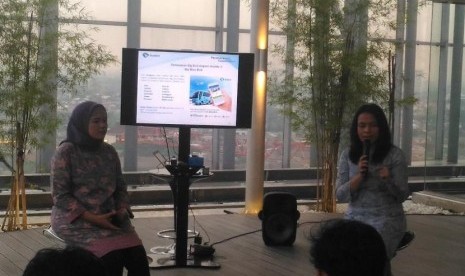 Direktur Marketing PT Blue Bird Tbk Amelia Nasution (kanan)