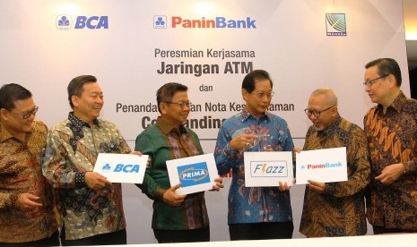 Penandatanganan Nota Kesepahaman  Cobranding Flazz BCA Panin di Jakarta, Kamis (2/11).