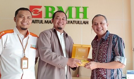 Direktur Markom BMH Pusat, Suwito Fatah; Direktur Utama Laznas BMH,  Marwan Mujahidin; dan Koordinator Umum Yayasan Hadji Kalla, Muhammad Zuhair (dari kiri ke kanan).