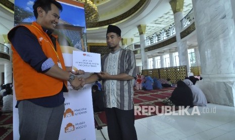 Direktur Masjid Nusantara, Hamzah Fadtri menyerahkan bantuan secara simbolis kepada penerima manfaat, di Masjid Trans Studio Bandung, Jalan Gatot Subroto, Kota Bandung, Rabu (26/4).