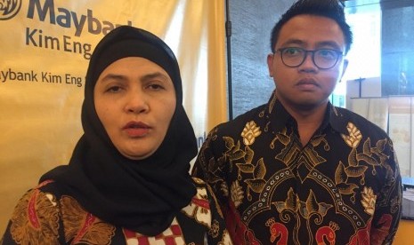 Direktur Maybank Kim Eng Sekuritas (MKES) Indriastuti Widi Utami (kiri) dan Head of Online Trading and Client Engagement MKES, Yulius Kurniawan (kanan) di Bursa Efek Indonesia, Jakarta, Rabu (6/11).