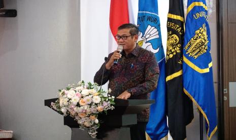 Direktur Mega Proyek dan Energi Baru Terbarukan, Wiluyo Kusdwiharto dalam paparannya menjelaskan dalam menjalankan transisi energi PLN juga harus memastikan aspek affordability,  security, dan sustainability atau konsep trilema energi. Untuk bisa memenuhi prinsip penting ini, maka upaya transisi energi perlu dilakukan dengan kehati-hatian dan bertahap.